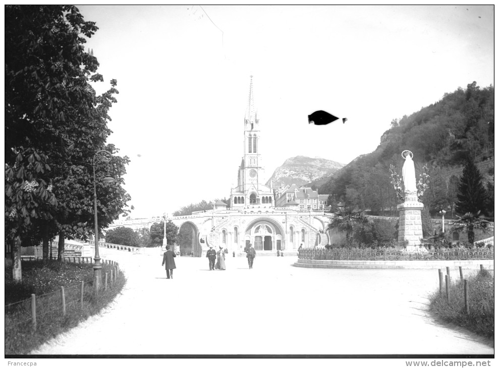 01 - HAUTES PYRENEES - LOURDES - L'Esplanade Et La Basilique - Plaques De Verre