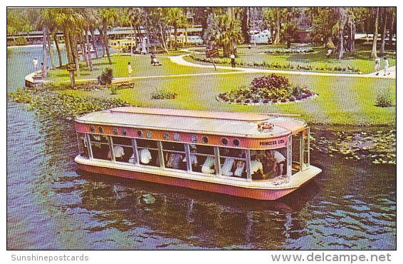 Florida Silver Springs A New Glass Bottom Boat Havers Over One Of The Fourteen Beautiful Spring - Silver Springs