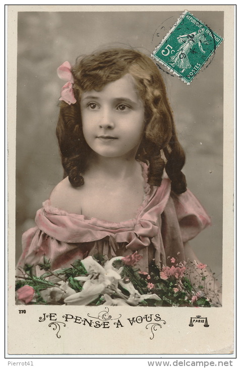 ENFANTS - LITTLE GIRL - MAEDCHEN -  Jolie Carte Fantaisie Portrait Fillette Et Fleurs "Je Pense à Vous" - Portraits