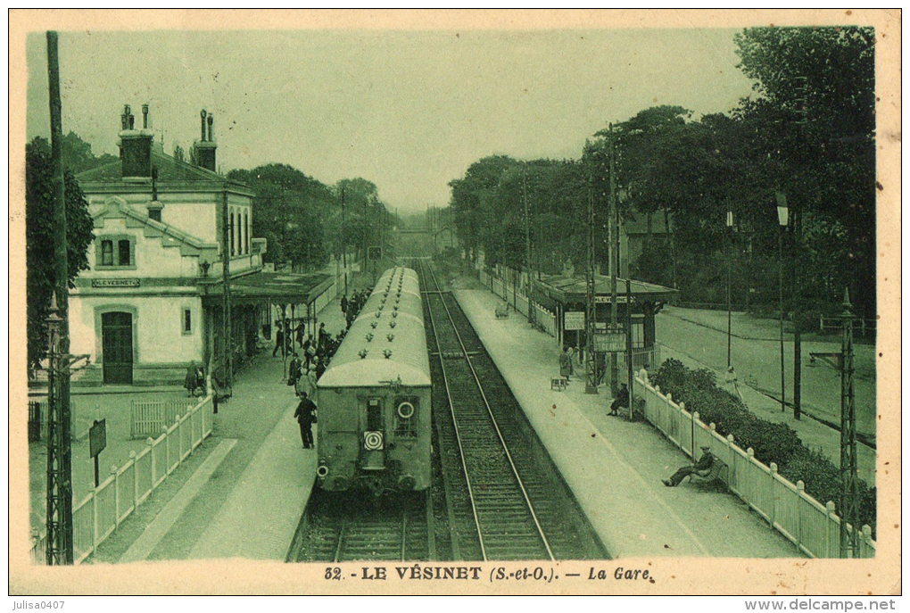 LE VESINET (78) Intérieur De La Gare Train Beau Plan - Le Vésinet