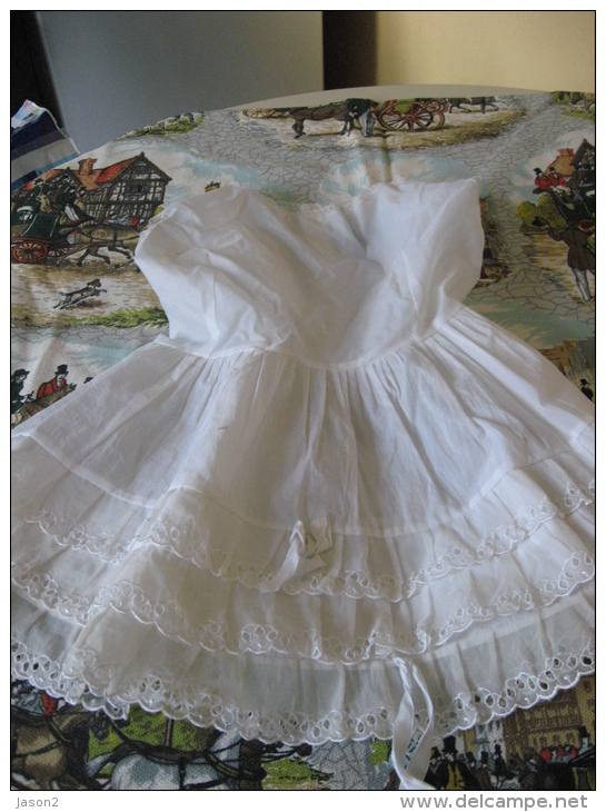 Ancienne Robe De Fillette En Tergal Et Dentelles Blanc Casse Vintage? - 1940-1970