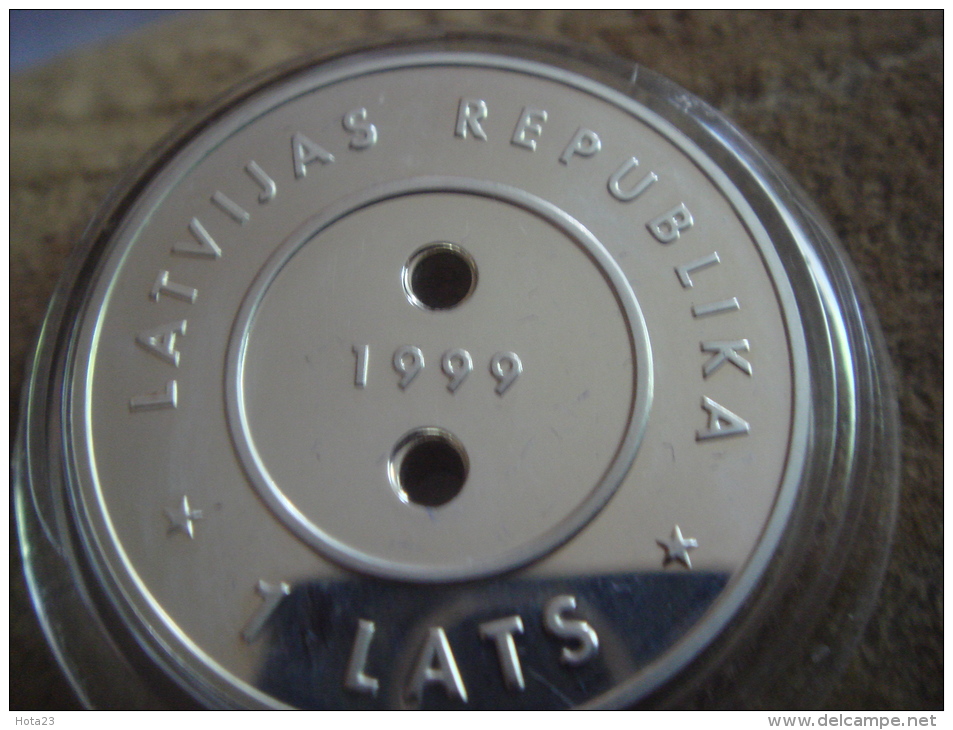 LATVIA 1999- 2000 SILVER PROOF LATVIAN 1 LATS MILLENNIUM  BUTTON  COIN  RARE - Lettonie