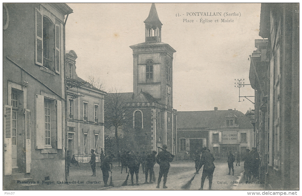 PONTVALLAIN - Soldats Balayant La Place - Pontvallain