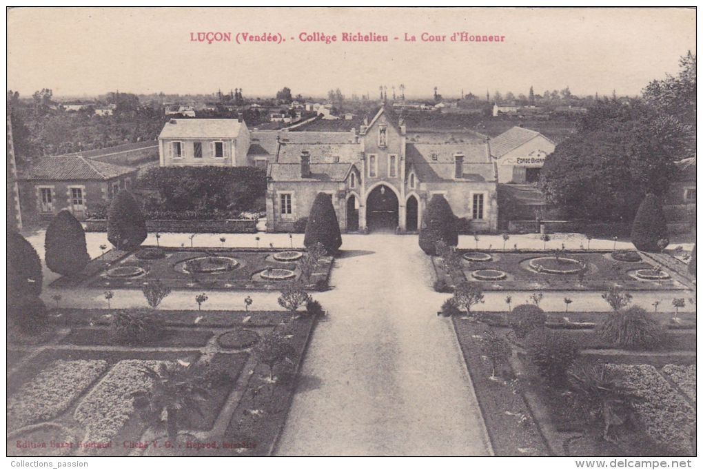 Cp , 85 , LUÇON , Collège Richelieu , La Cour D'Honneur - Lucon
