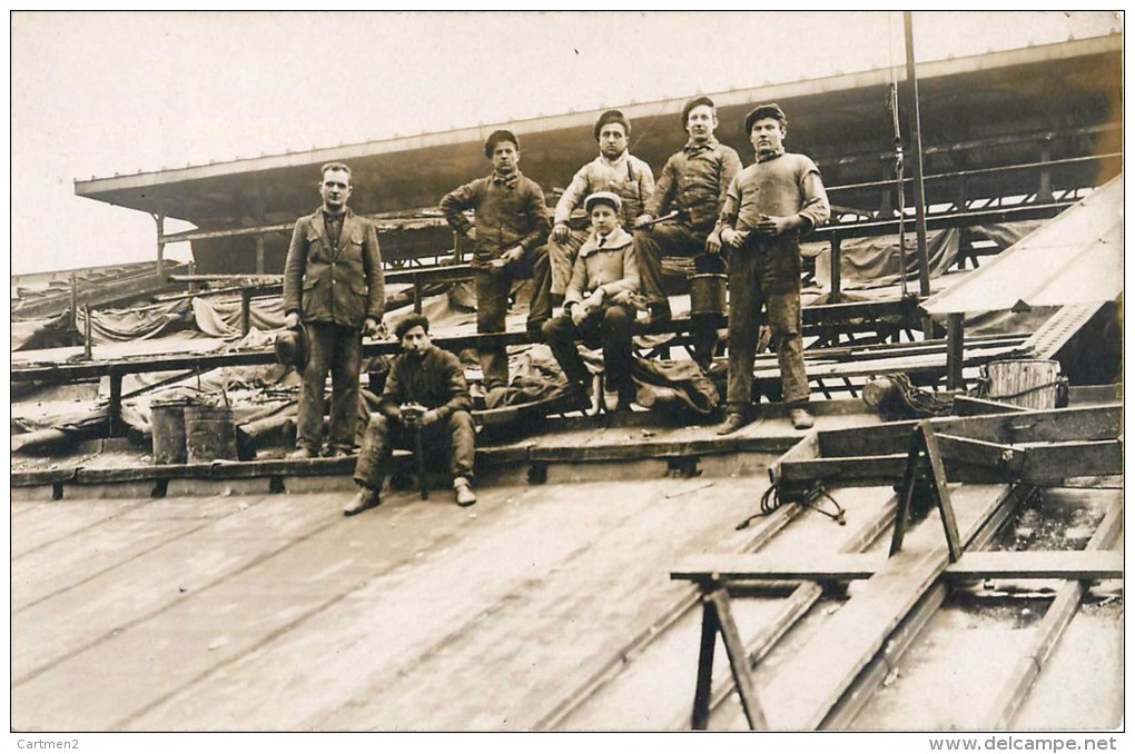 CARTE PHOTO : OUVRIERS EN BATIMENT CONSTRUCTION D'UN STADE HIPPODROME TRIBUNE METIER TRAVAUX PUBLIC - Autres & Non Classés