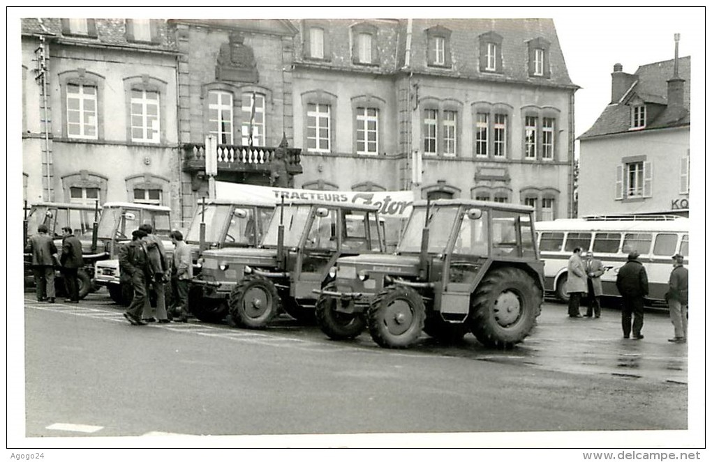 15 MURAT Lot De 8 Photos De Jack ANDRAL Rassemblement Controle Usine 1974 Tracteurs Zetor Devant La Mairie N°1934 - Murat