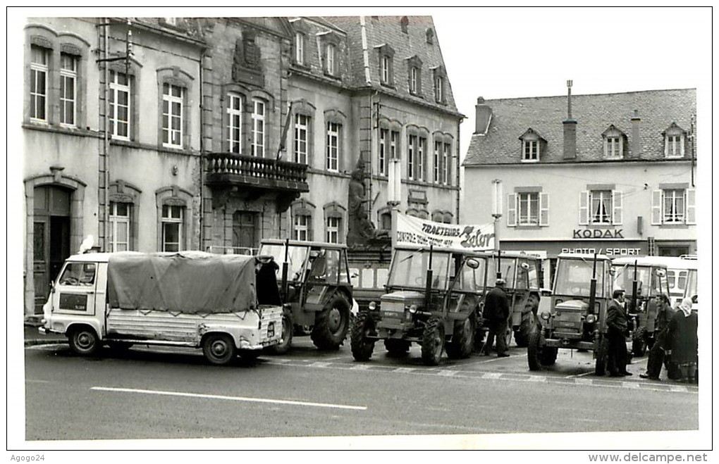 15 MURAT Lot de 8 photos de Jack ANDRAL rassemblement controle usine 1974 tracteurs zetor devant la Mairie n°1934
