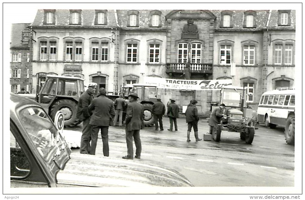 15 MURAT Lot de 8 photos de Jack ANDRAL rassemblement controle usine 1974 tracteurs zetor devant la Mairie n°1934