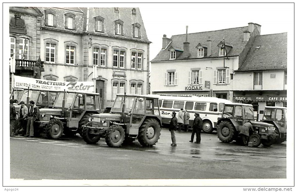 15 MURAT Lot de 8 photos de Jack ANDRAL rassemblement controle usine 1974 tracteurs zetor devant la Mairie n°1934