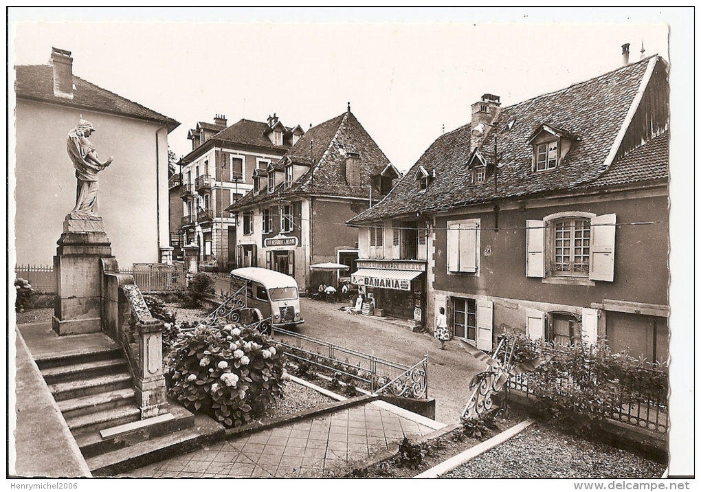 Isère - 38 -saint Geoire En Valdaine  Le Monument Et Le Bourg Camion Citroen Alimentation Banania - Saint-Geoire-en-Valdaine