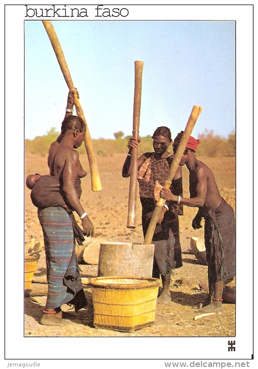 BURKINA FASO - THIOU - Province Du Yatenga - Piler Le Grain Est Une Exigence De La Vie Quotidienne - W-6 - Burkina Faso