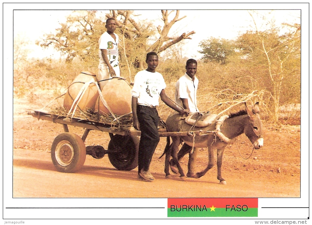 BURKINA FASO - Province De Mouhoun - Jeunes Gens Se Rendant Au Marché Avec Les Jarres - W-6 - Burkina Faso