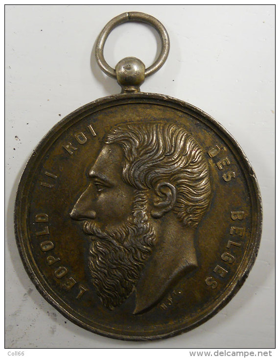 Décoration Leopold II Roi Des Belges Souvenir Du 5 Aoùt 1897 Médaille Sans Ruban Diam 4cms Voir Scanns Pour Détail - Belgique