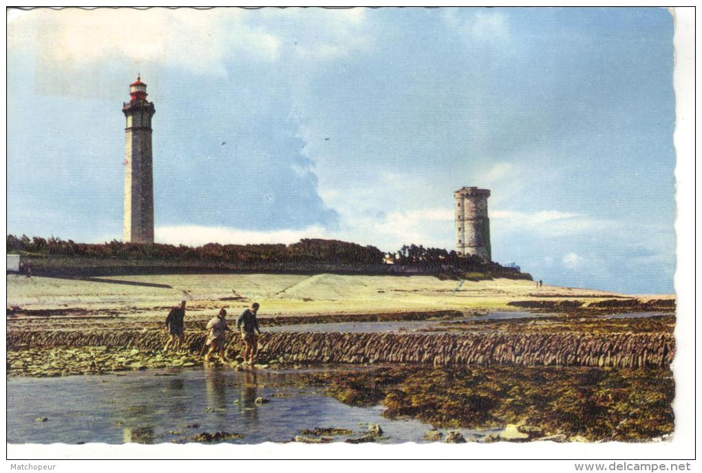 ILE DE RE -17- LE PHARE DES BALEINES ET L'ANCIEN PHARE - VUE DES PECHERIES - Ile De Ré