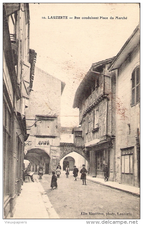 CPA Lauzerte Animée Rue Conduisant Place Du Marché - Lauzerte