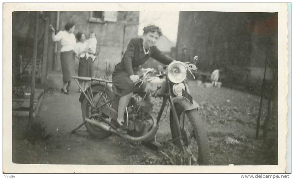 TO-13-1484 : Photo Format 6 X 9 Cm Environ   :  Femme Motocycliste  (moto) - Other & Unclassified