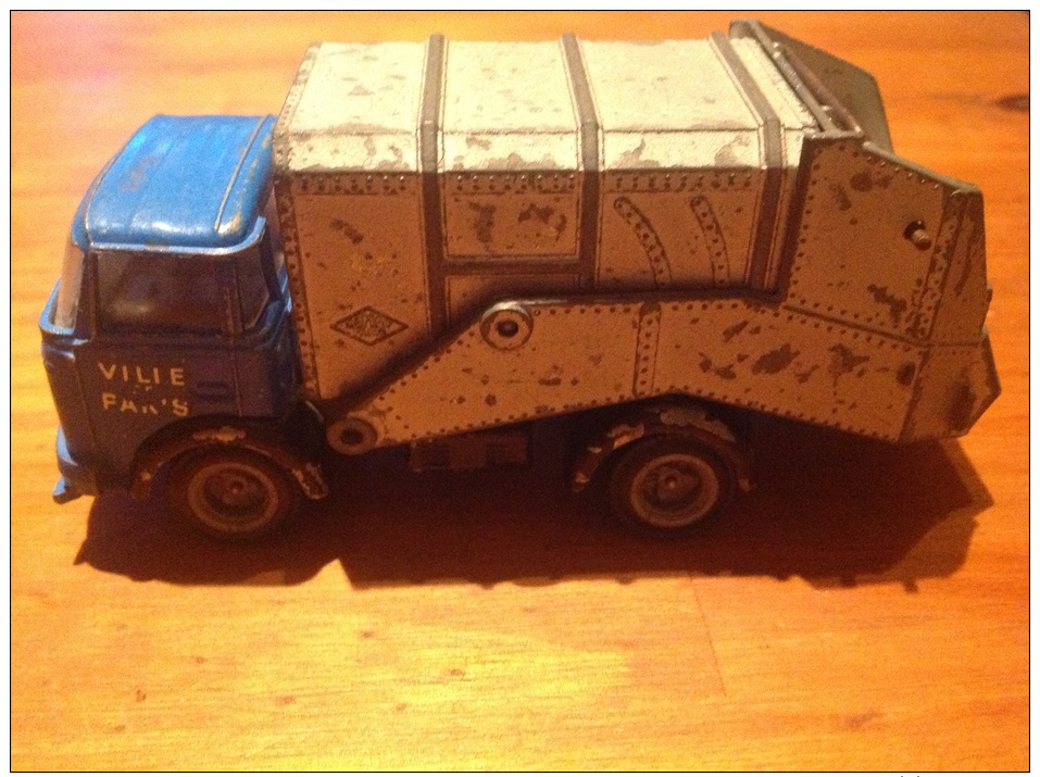 Camion Berliet Poubelle Ville De Paris 1/43 De Marque Champion - Jouets Anciens