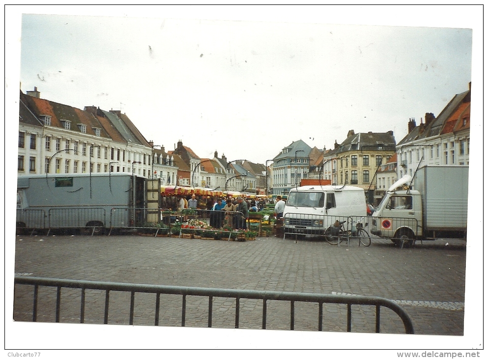 Aire-sur-la-Lys (62): Photo Projet CP GFLe Marché En Activité Sur La Place Centrale En 1992 (animé) RARE. - Aire Sur La Lys