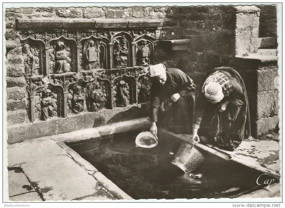 Landivisiau (29) Femmes à La Fontaine De St-Thivisiau - Landivisiau