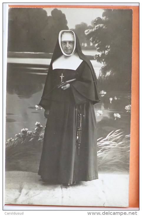 Photo Art Bonne Soeur Nonne Religieuse Avec Voile Croix Pectorale Missel Chapelet Aucune Indication Dos +- 1910 - Eglises Et Couvents