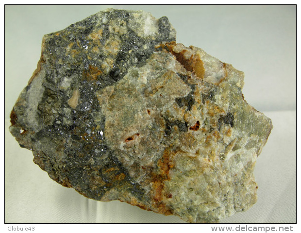 GALENE PYRITE ET MOUCHES DE CHALCOPYRITE DANS ROCHE SILICIFIEE 7, X 6, X  CM VINZIEUX - Minéraux