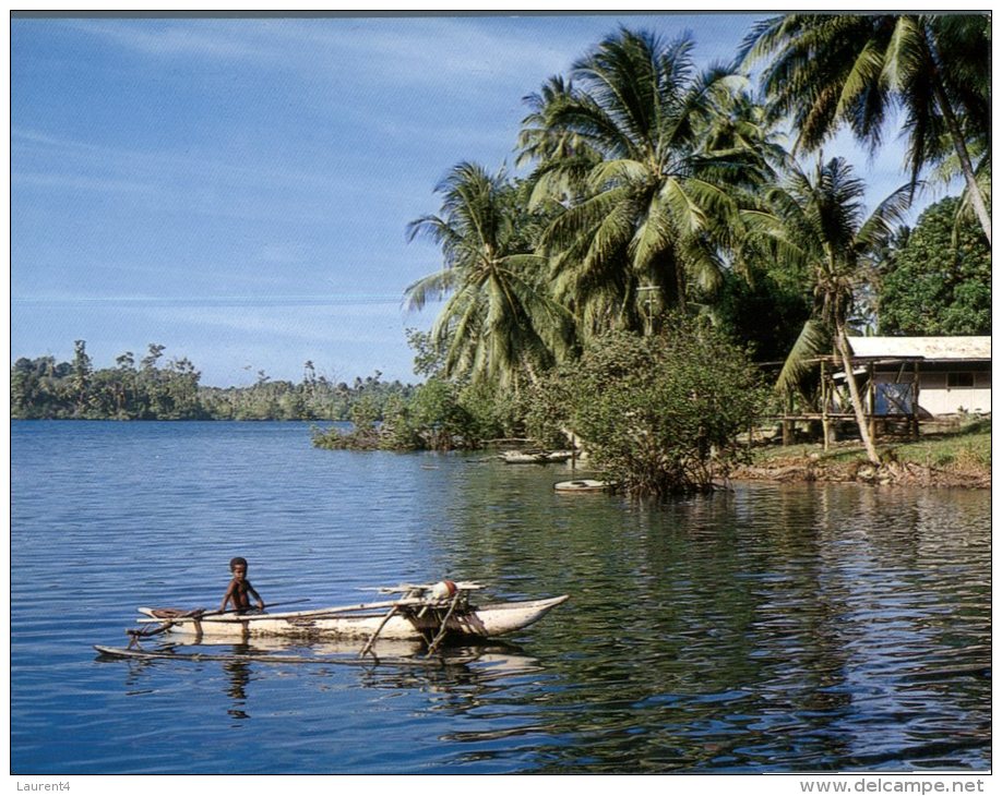 (303) Papua New Guinea - Boy In Canoe - Papua-Neuguinea