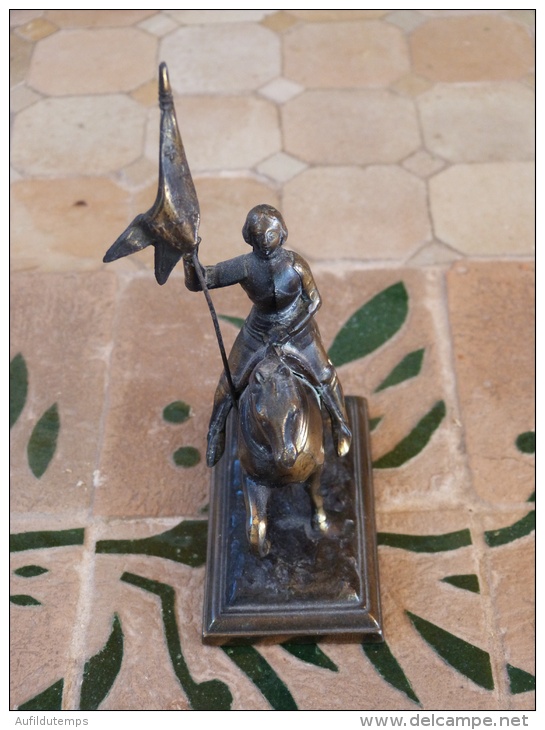 Petite Statuette En Régule De Jeanne D'Arc Sur Son Cheval - Popular Art