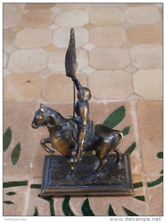 Petite Statuette En Régule De Jeanne D'Arc Sur Son Cheval - Popular Art