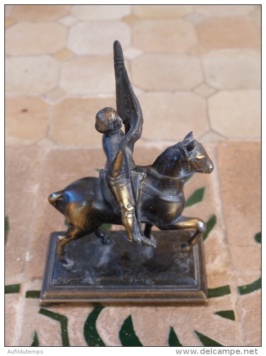 Petite Statuette En Régule De Jeanne D'Arc Sur Son Cheval - Popular Art