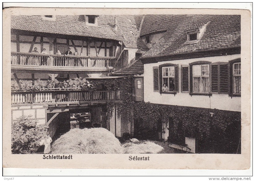 SELESTAT-SCHLETTSTADT (Bas-Rhin) Cour Maison Alsacienne  - VOIR 2 SCANS - - Selestat
