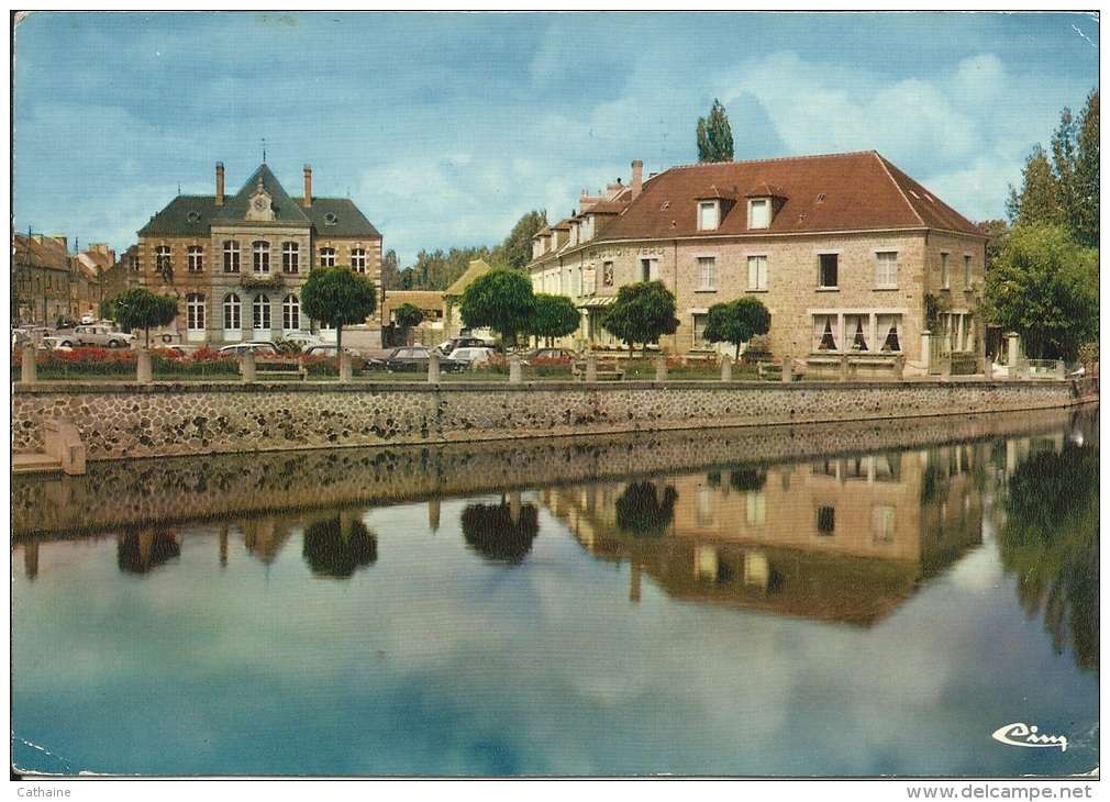 61 . PONT ECREPIN . LA PLACE CENTRALE . L HOTEL DE VILLE . BORDS DE L ORNE - Pont Ecrepin