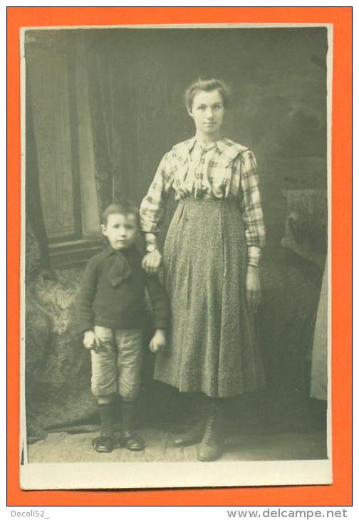 Dpt  38  Carte Photo  "  Une Mere Et Son Fils  "  Tampon Au Dos ; A Grimaldi A Vizille - Vizille