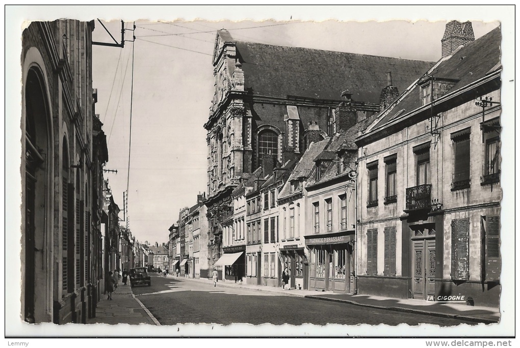 62 - AIRE-SUR-LA-LYS - RUE DE SAINT-OMER -- COMMERCES - PHARMACIE BRASSART - CPSM DENTELÉE - Aire Sur La Lys