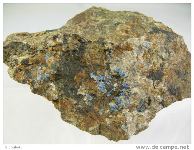 ROCHE VERTE ET BRUNE PORTANT DE LA CERUSITE  ET  LINARITE 10,5 X 4,5 X 5, CM LE CROZET 42 - Minerals