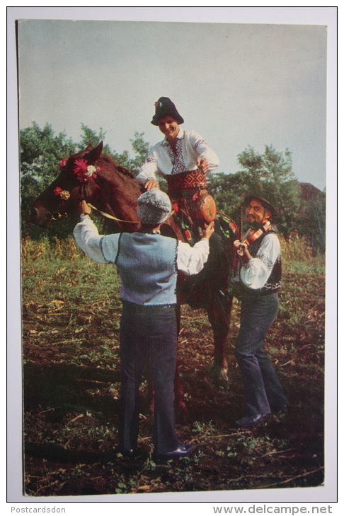 MOLDOVA.  People In A Traditional Costume . WEDDING INVITATION - Moldavie