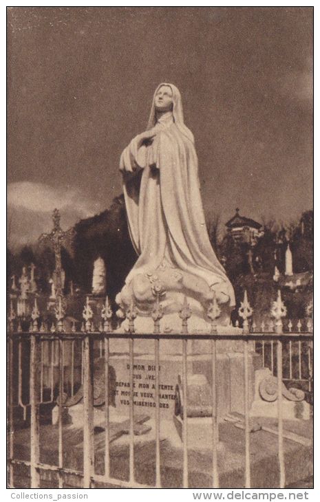 Cp , RELIGIONS , Statue érigée Au Cimetière Des Carmélites De Lisieux, Sur L´emplacement De La Tombe De Ste-Thérèse - Lieux Saints
