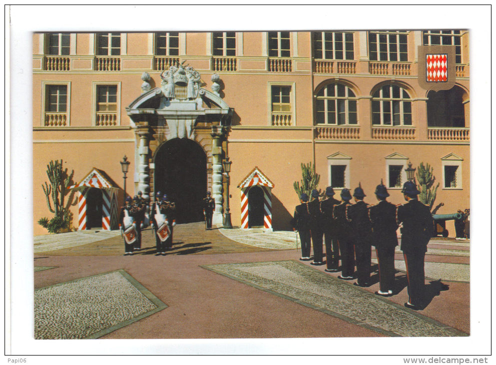 PRINCIPAUTE De MONACO.  Relève De La Garde Devant Le Palais Princier.  (blason, Tambour...) - Palais Princier