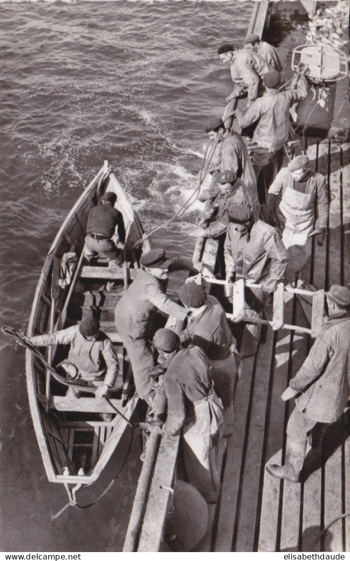 ANNEES 50 - SUPERBE CARTE CPSM DENTELEE "LE COURRIER EST ANNONCE" - POSTE EN MER - PECHE - Postal Services