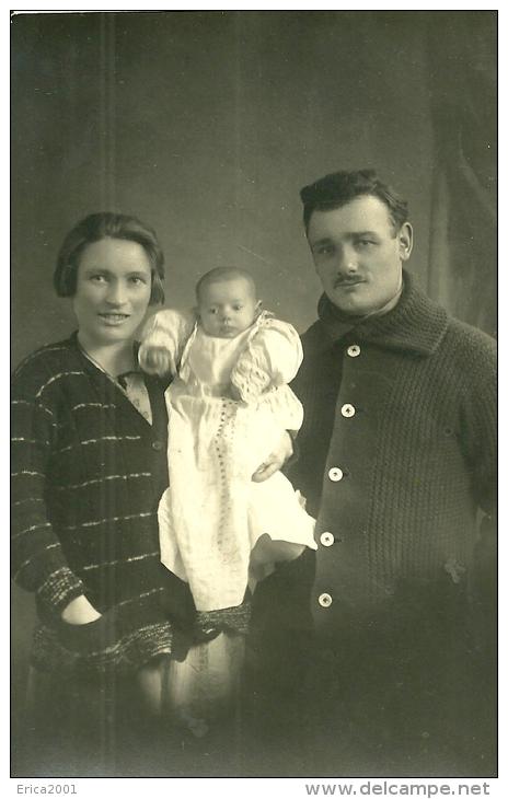 A Identifier. Cpa Photo D'un Couple Et De Leur Bébé. Photo Studio Mendel à Paris. - A Identifier