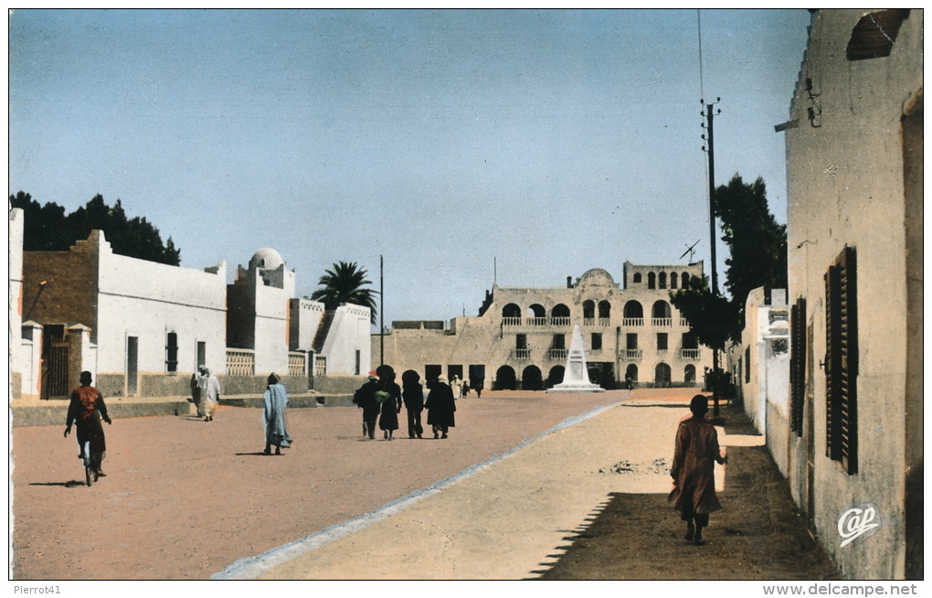 AFRIQUE - ALGÉRIE - OUARGLA - Place Flatters Et L'Hôtel Du Sahara - Ouargla