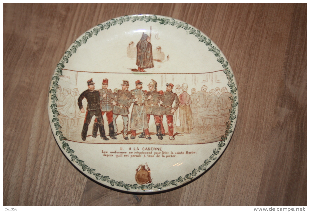 ASSIETTE Signer : TERRE DE FER HB &Cie N° 11 A La Caserne Soldat Poilu Sainte Barbe - Terre De Fer (FRA)