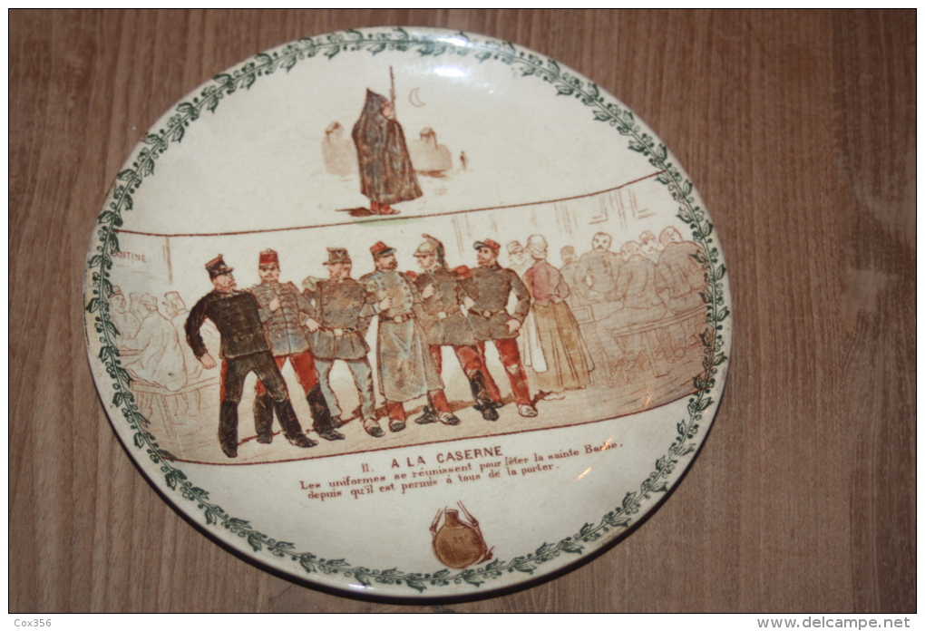 ASSIETTE Signer : TERRE DE FER HB &Cie N° 11 A La Caserne Soldat Poilu Sainte Barbe - Terre De Fer (FRA)