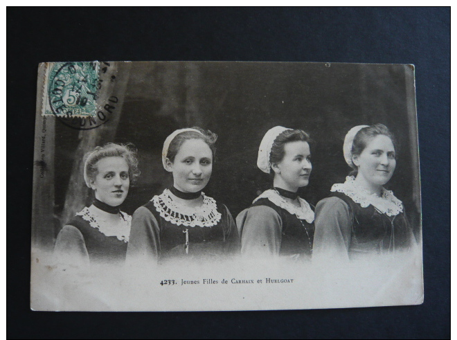 E41. JEUNES FILLES DE CARHAIX ET HUELGOAT . BRETAGNE - Costumes