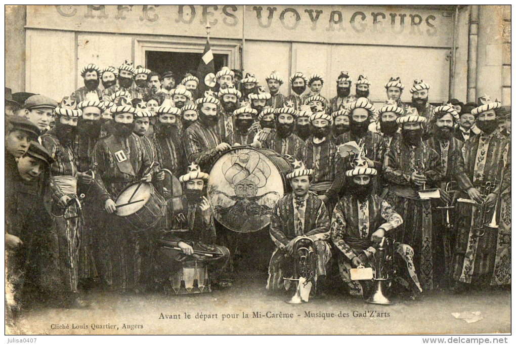 ANGERS (49) Arts Et Métiers Groupe De Musique Des Gad'Z'arts Devant Le Café Des Voyageurs - Angers