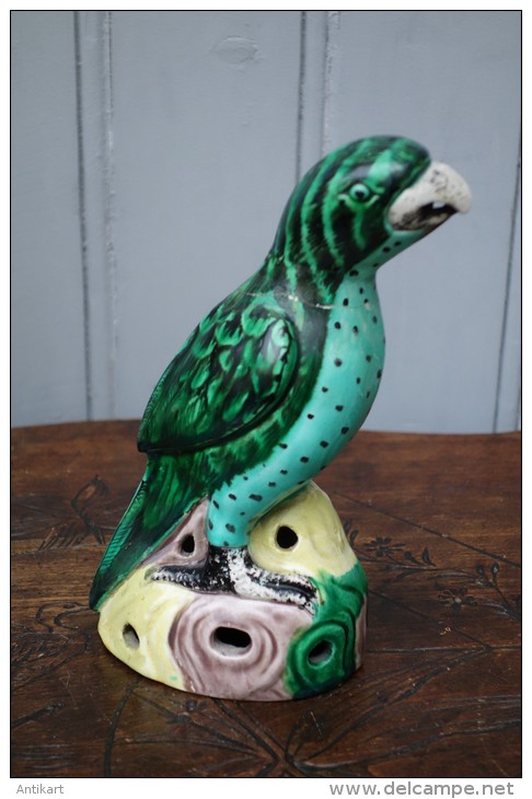 CHINE - Perroquet vert en céramique - XIXe - Signé