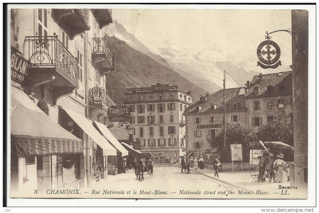 CHAMONIX , Rue Nationale Et Le Mont Blanc ; Nationale Street And The Mount Blanc , CPA ANIMEE - Chamonix-Mont-Blanc