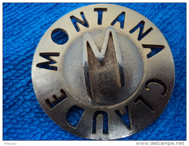 MONTANA BROCHE  LETTRES  DECOUPEES   EN METAL DORE  SIGLEE AU VERSO " MONTANA PARFUMS"   LIRE !!! - Miniaturen Flesjes Dame (zonder Doos)