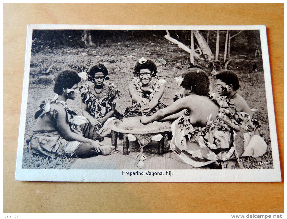 Carte Postale Ancienne : FIDJI , FIJI : Preparing Dagona - Fidji