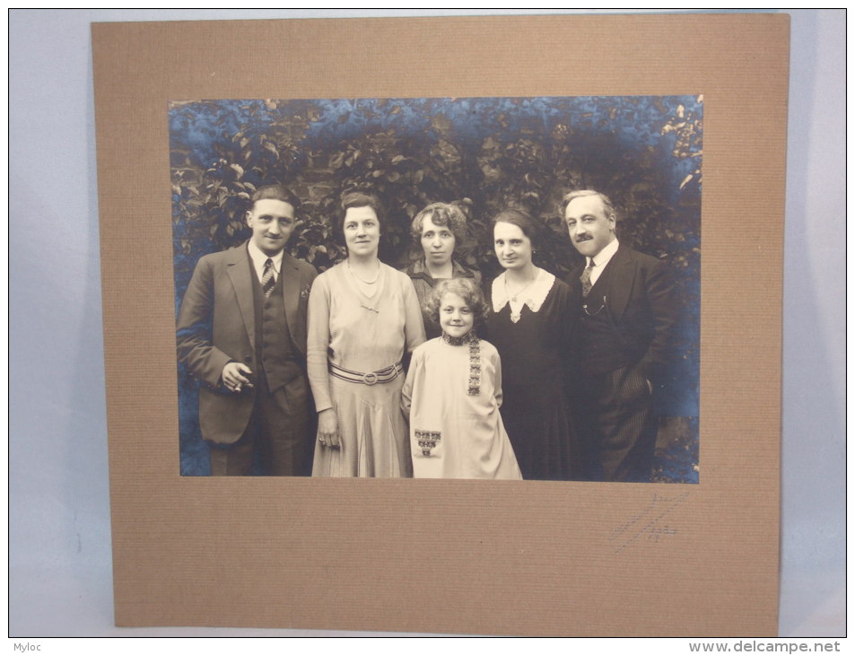 Photo S/carton. Portrait De Famille. Cliché Signé Et Daté 1930. - Personnes Anonymes