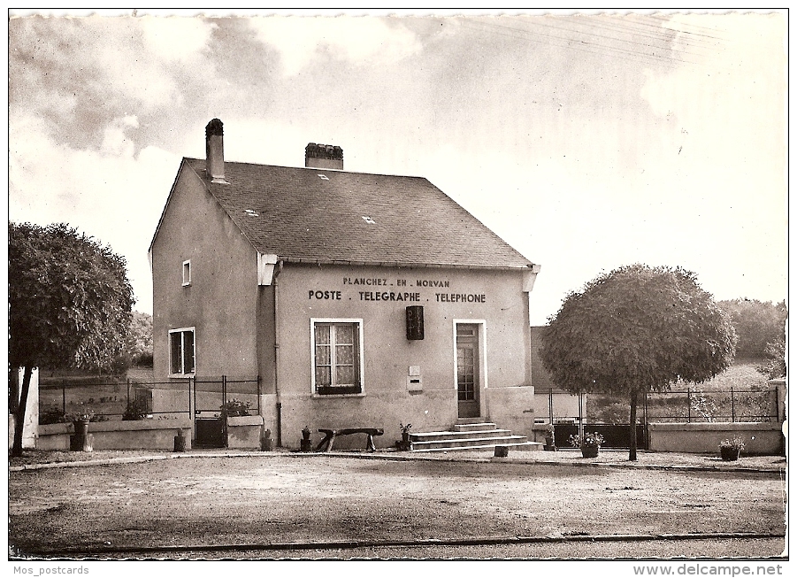 France Postcard - Planchez (Nievre) - La Poste   DD846 - Chateau Chinon